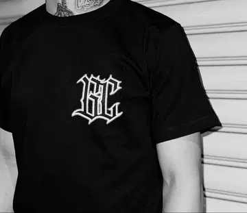 블랙 로고 T셔츠