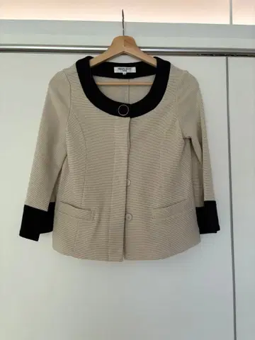 베이지와 블랙 노카라 정장 세트