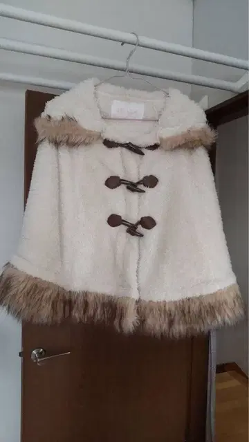 크림색 인조 모피 판초 리즈리사 연말 발송