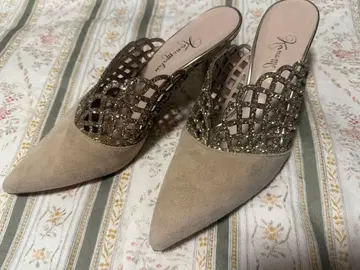 비쥬 장식 베이지 스웨이드 뮬 Kanematsu