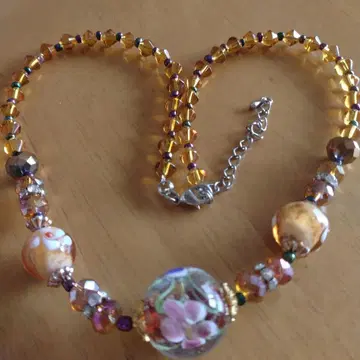 플라워 모티브 유리 비즈 목걸이