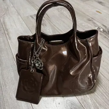 라메 브라운 에나멜 핸드백 참 까멜리아