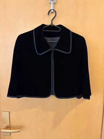 블랙 벨벳풍 케이프