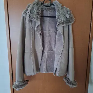 베이지 무스탕 코트 퍼 포함