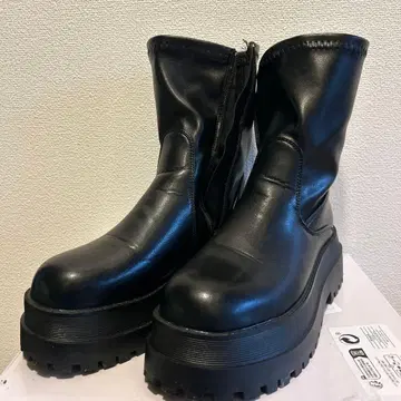 블랙 통굽 지퍼 부츠