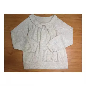 카라 부착 크림색 니트 스웨터