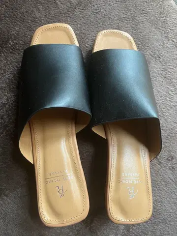 블랙 가죽 뮬 샌들