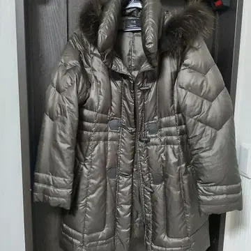 브라운 후드 부착 다운 자켓