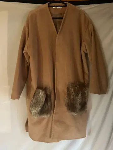 베이지 퍼 부착 롱 코트