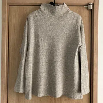 프리스틴 야크 하이넥 상의 그레이