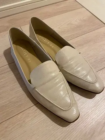 아이보리 로퍼 타입 펌프스