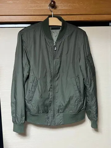 유니클로 올리브 그린 MA-1 플라이트 자켓 M 사이즈