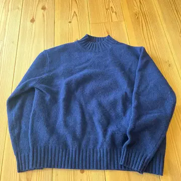 휴일과 시 마르쉐 스웨터