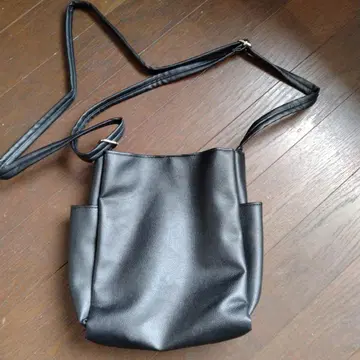 블랙 숄더백 3 포켓 부착