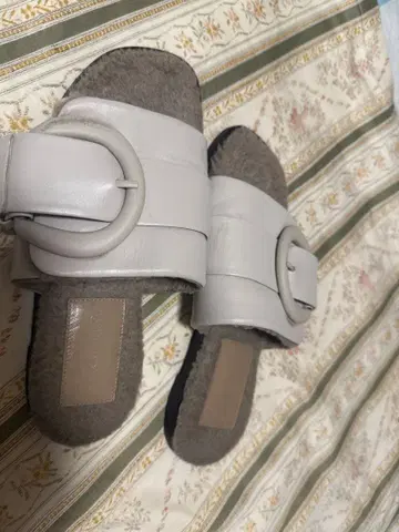 그레이 합성 피혁 버클 장식 샌들 카네마츠