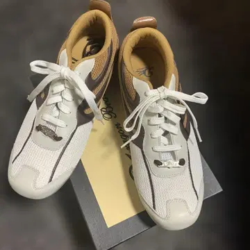 화이트/브라운 스니커즈
