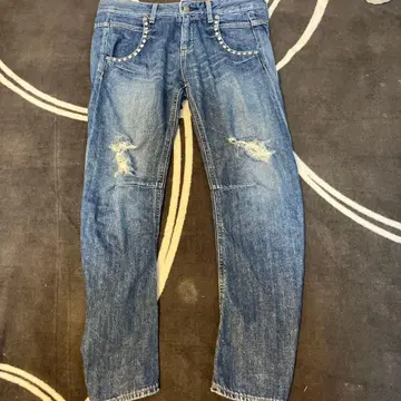 데미지 가공 스터드 장식 블루 데님 팬츠