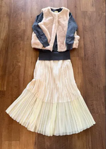 베이지 퍼 베스트 슬리브리스