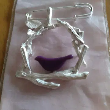 작은 새와 나뭇가지 디자인 브로치