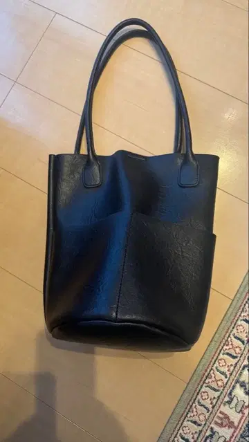 블랙 토트백 외 포켓 부착