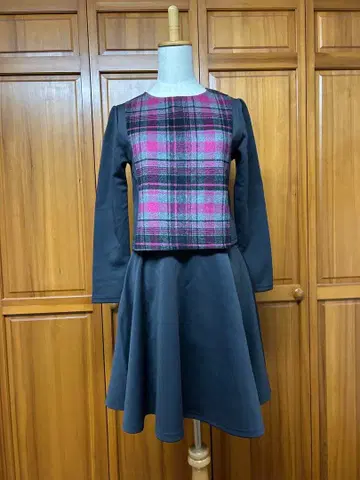 그레이 체크 무늬 상의 스커트 셋업