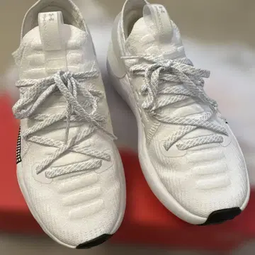 Under Armour HOVR 메쉬 스니커즈