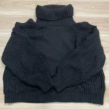 EMODA 어깨 트임 터틀넥 니트