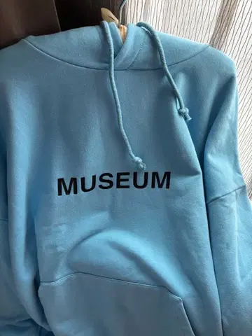 HBA MUSEUM 후드티 스카이블루