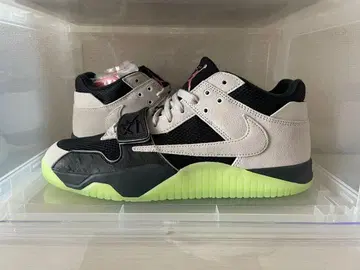 트래비스 스콧 체이스 B 콜라보 스니커즈