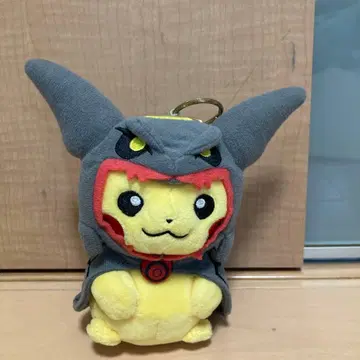 포켓몬 센터 봉제 인형 블랙 레쿠자 판초를 입은 피카츄