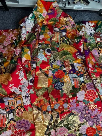 럭셔리한 빨간색 바탕의 후리소데 기모노