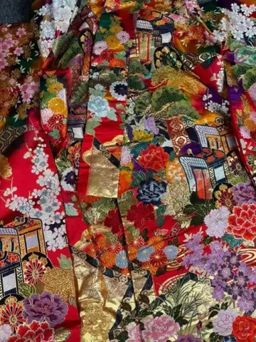 럭셔리한 빨간색 바탕의 후리소데 기모노