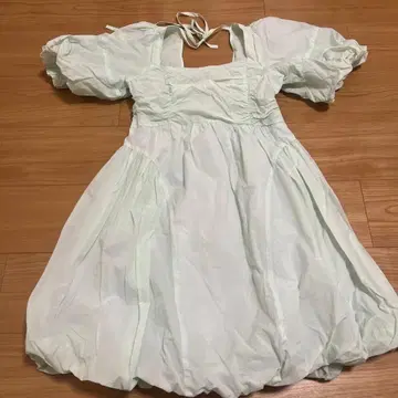 릴리 브라운 퍼프 슬리브 벌룬 원피스