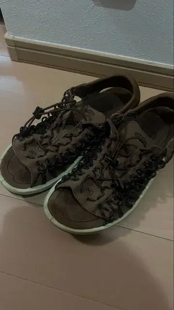 아웃도어 샌들 브라운 KEEN 28cm