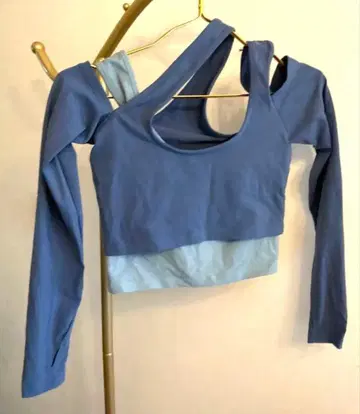 비대칭 오픈 숄더 상의 파란색 스트레치 소재