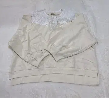 레이스 달린 크림색 맨투맨