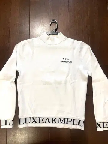 LUXEAKMPLUS 하이넥 스웨터 화이트