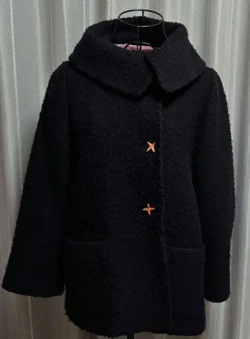 호코모모라 블랙 버튼 플레어 소매 코트