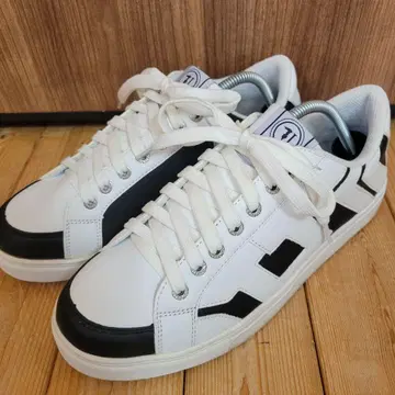 화이트/블랙 스니커즈 J로고