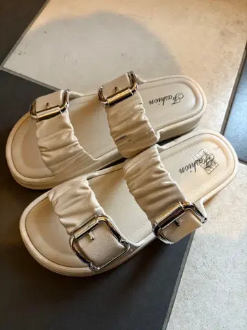 화이트 버클 디자인 샌들