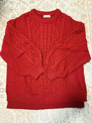 빨간색 케이블 니트 긴팔 스웨터