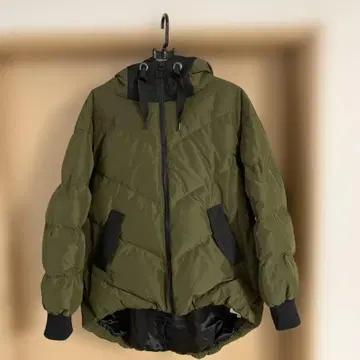 올리브 그린 퀼팅 다운 자켓