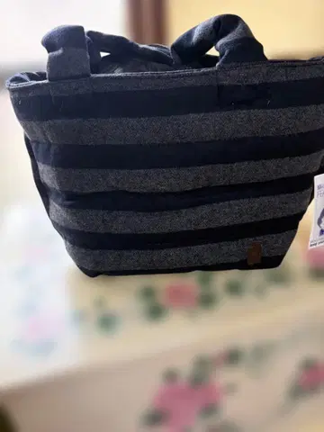 네이비와 그레이 스트라이프 토트백