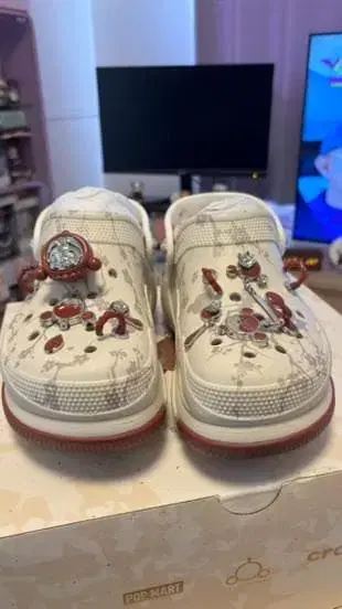 (Used) Skullpanda x Crocs Bubble Clogs