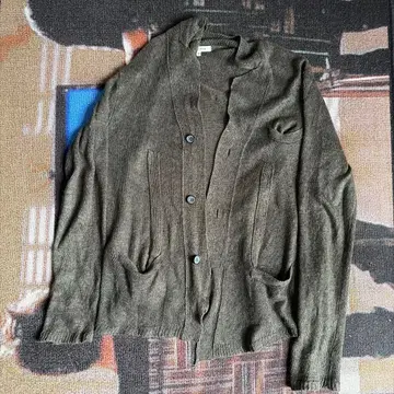 올리브 컬러 M 사이즈 버튼 부착 가디건