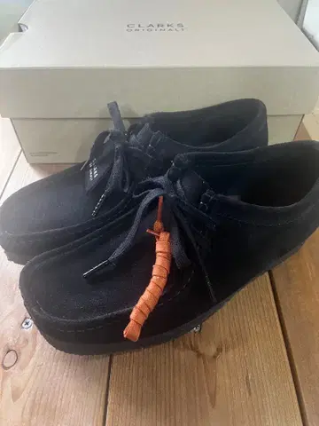 Clarks 블랙 스웨이드 레이스업 슈즈