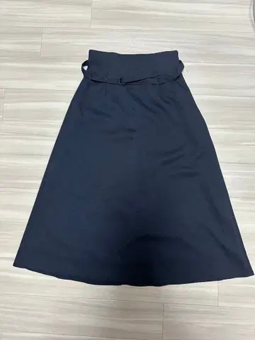 NATURAL BEAUTY BASIC 네이비 플레어 스커트