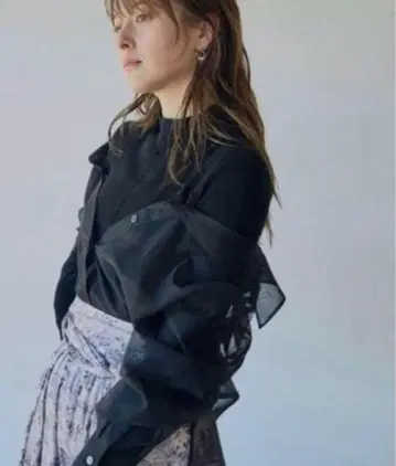 새상품급 FRAY I.D 비침이 있는 긴팔 셔츠 니트 블랙