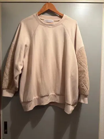 말라뮤트 크림색 래글런 슬리브 맨투맨