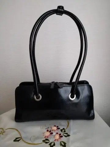 블랙 광택 숄더백